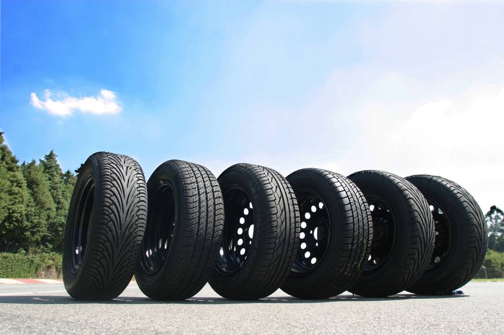 tyrex-raptor-ecologic-sterling-st-3a-bs-colway-millennium-michelin-novo-e-pn_1 Tyrex Raptor Ecologic, Sterling ST-3A , BS Colway Millennium, Michelin novo e Pneuback M-5000 utilizados no teste comparativo de quatro marcas de pneus remold, pneu remanufaturado, e uma marca de pneu novo. O teste foi feito com um automovel Renault Clio 1.0 16V, no campo de provas da Pirelli pela revista Quatro Rodas, na cidade de Sumaré.