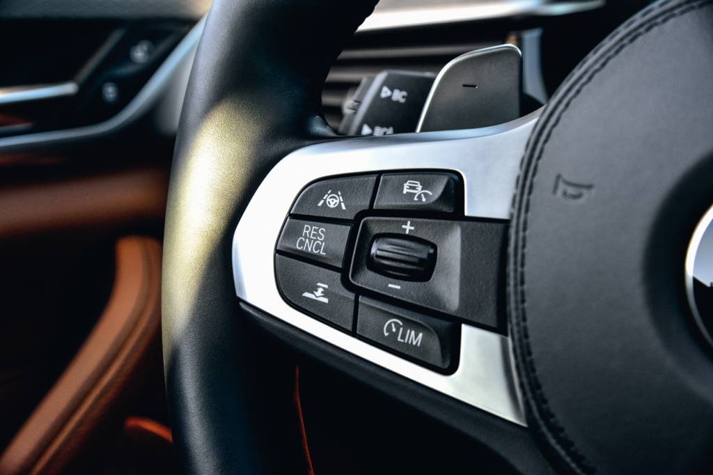 BMW 540i Os comandos no volante permitem acionar o piloto automático, limitador de velocidade, aviso de mudança de faixa e o sistema de frenagem automático