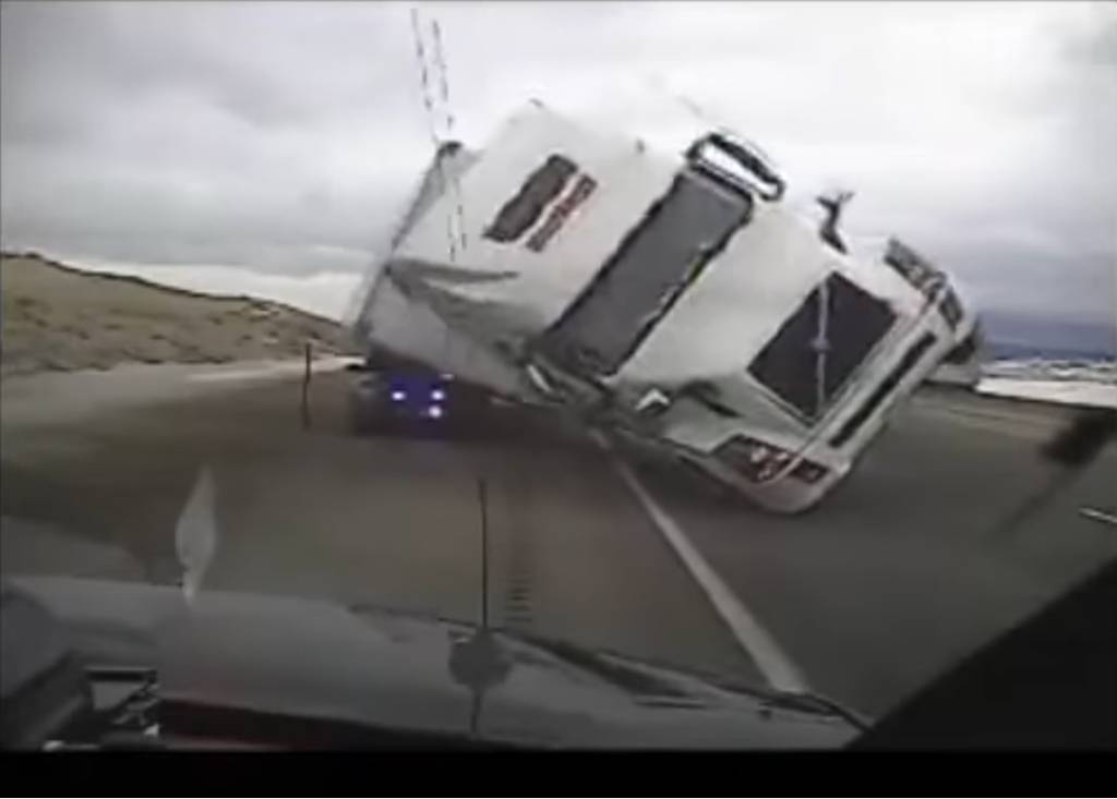 Caminhão tomba com o vento e esmaga carro de polícia nos EUA