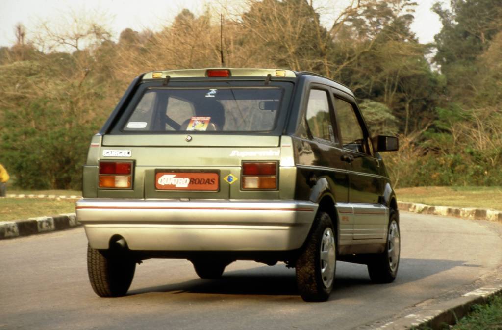 Gurgel Supermini Porta-malas ganhou tampa; antes a bagagem entrava pela vigia