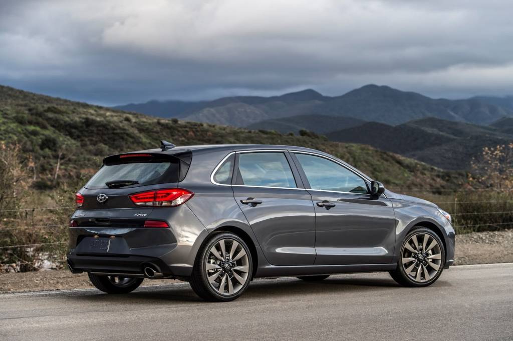 Hyundai Elantra GT Hyundai Elantra GT na posição 3x4 de traseira