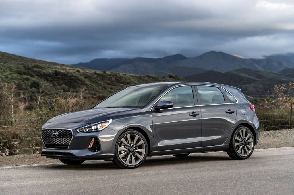 Hyundai Elantra GT Hyundai Elantra GT na posição 3x4 de frente