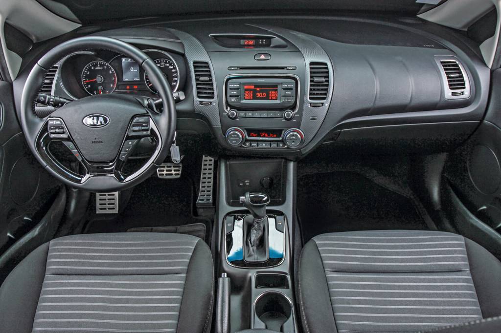 Kia Cerato Tela colorida e sensível ao toque faz falta