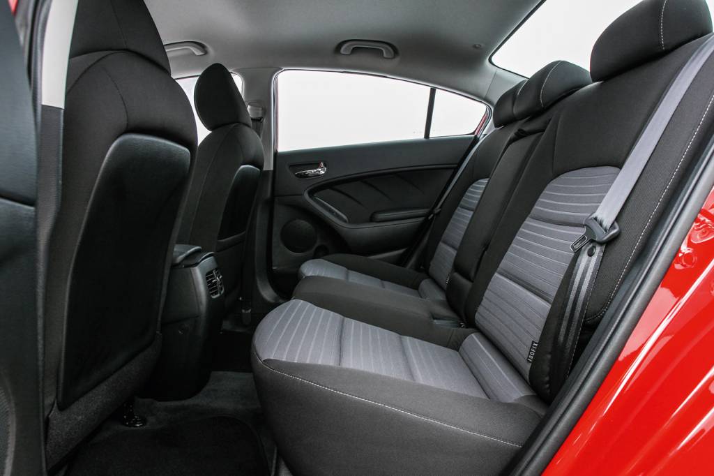 Kia Cerato Espaço na cabine está na média do segmento. Atrás, saídas de ar-condicionado dedicadas