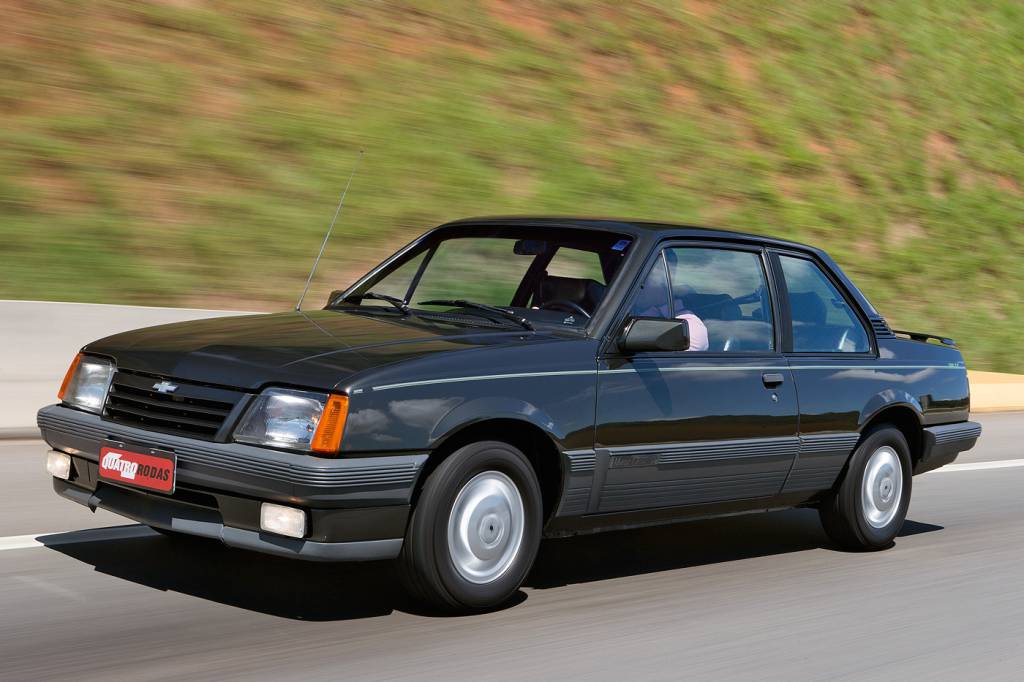 Chevrolet Monza Classic SE 500 EF O 500 EF podia vir com duas ou quatro portas