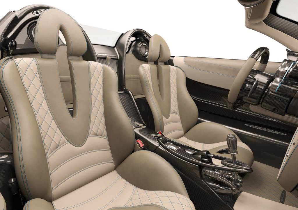 Pagani Huayra Roadster Console central de alumínio deixa o mecanismo de transmissão exposto