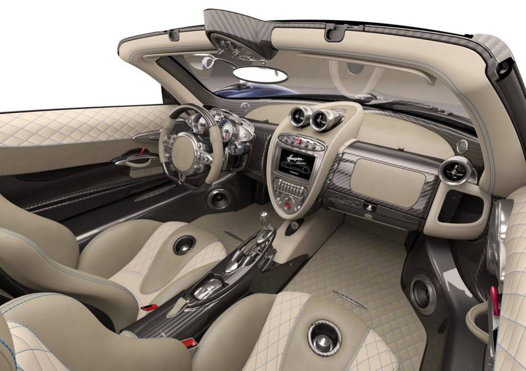Pagani Huayra Roadster Interior mantém o estilo característico da Pagani, com certo ar retrô