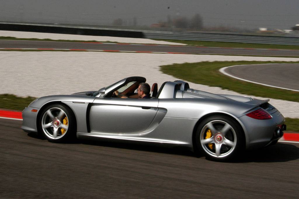 Paulo Campo Grande e o Porsche Carrera GT Paulo Campo Grande, editor da QUATRO RODAS, acelerando o Porsche Carrera GT no autódromo de Adria, na Itália