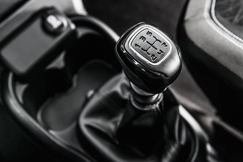Fiat Mobi Firefly O Firefly conta com o mesmo câmbio de 5 marchas das outras versões do modelo