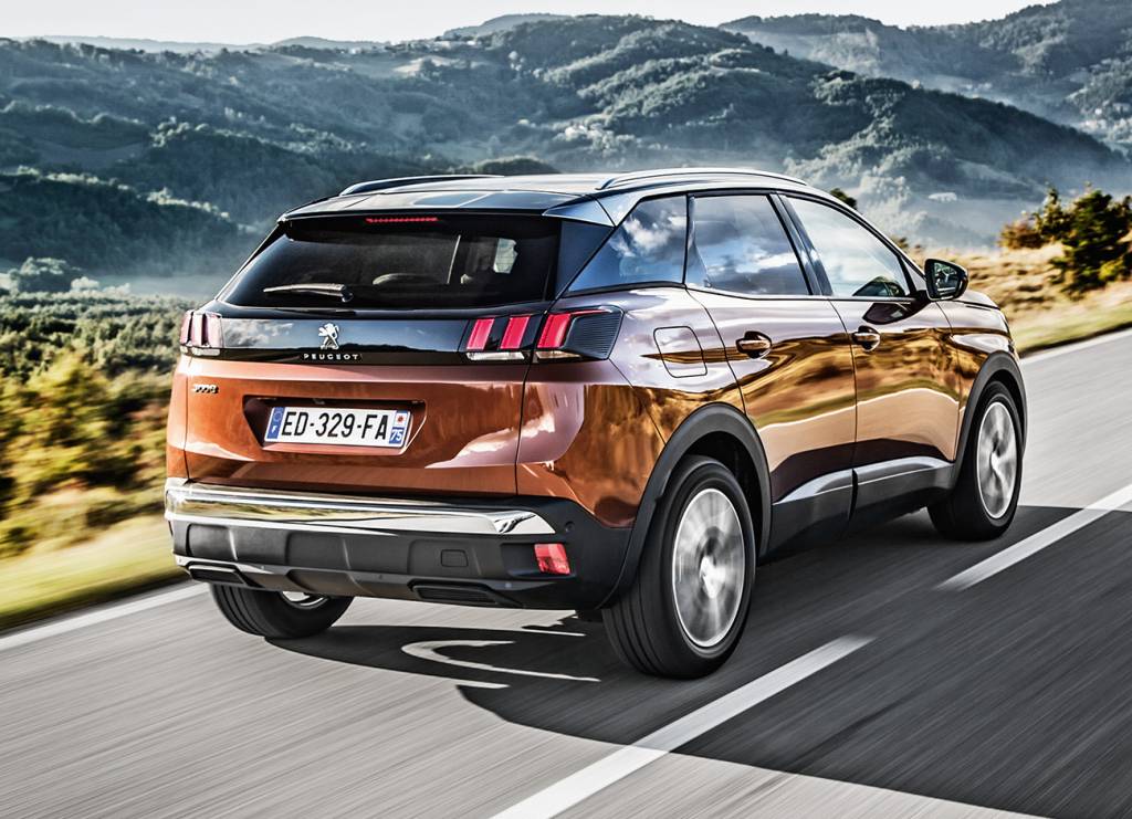 Peugeot 3008 As lanternas estão divididas entre a tampa e a carroceria