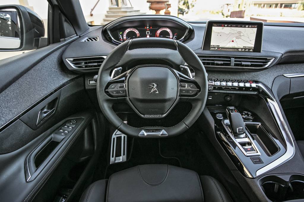 Peugeot 3008 No novo i-Cockpit, o topo do volante é achatado: a leitura melhorou