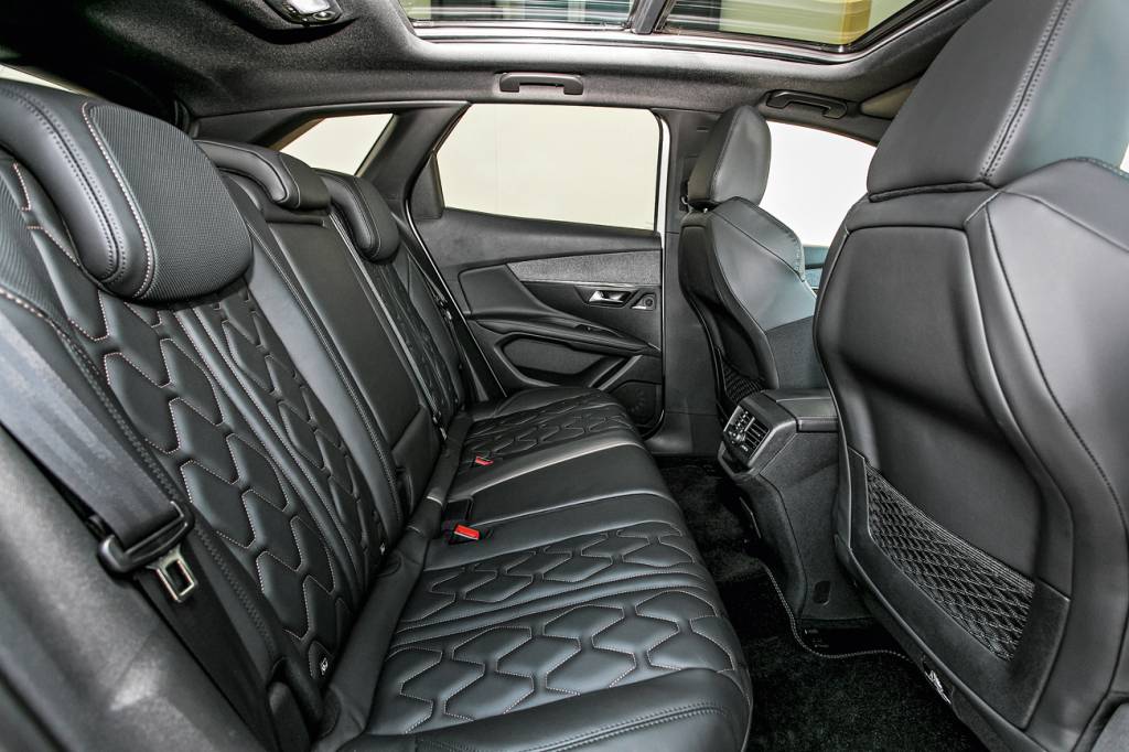 Peugeot 3008 Piso no banco de trás agora é plano