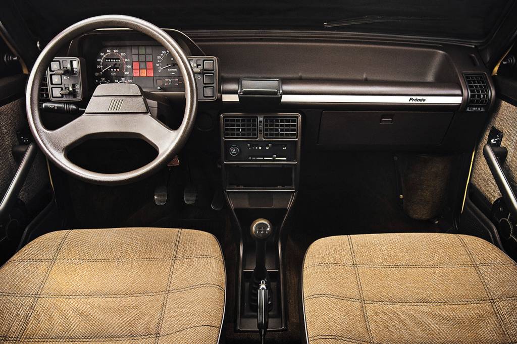 Fiat Prêmio CS O interior espaçoso e o painel com desenho racional eram marcas do Fiat Prêmio