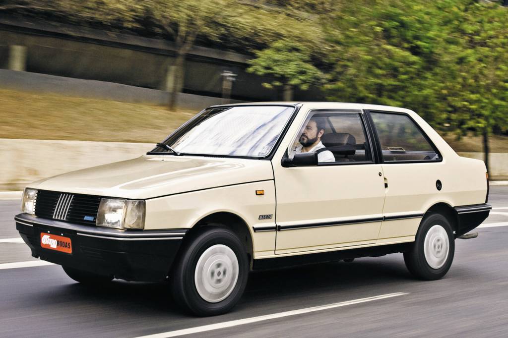 Fiat Prêmio CS Até as colunas centrais, o Prêmio era igual ao Uno