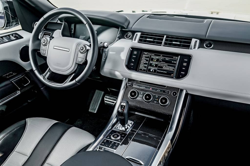 Range Rover Sport SVR Interior é forrado por couro e fibra de carbono, com painel de instrumentos totalmente digital