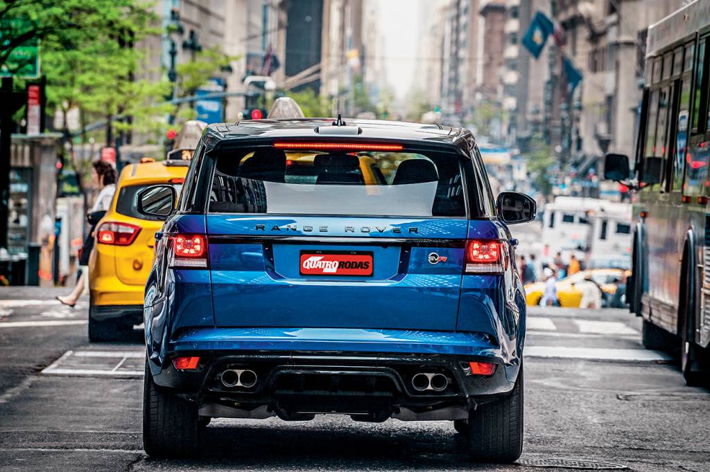 Range Rover Sport SVR Cromados foram substituídos por preto brilhante, mais sinistro