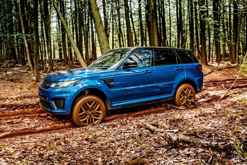 Range Rover Sport SVR Suspensão a ar eleva o vão livre e encara até lamaçal, se precisar