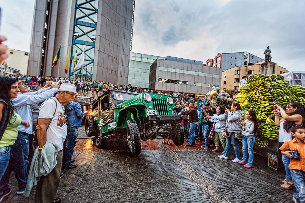 Encontro Jeep Willys Um dos desafios dos jipeiros é percorrer em linha reta a maior distância possível com o carro equilibrado no eixo de trás