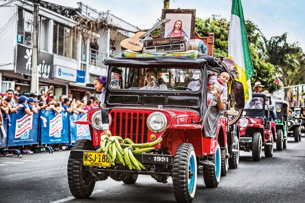 Encontro Jeep Willys A alegoria retrata o que acontecia no passado: famílias de mudança, com tudo o que possuíam, no