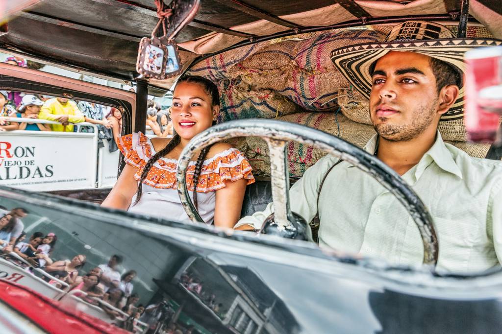 Encontro Jeep Willys Os participantes se vestem a caráter com roupas festivas