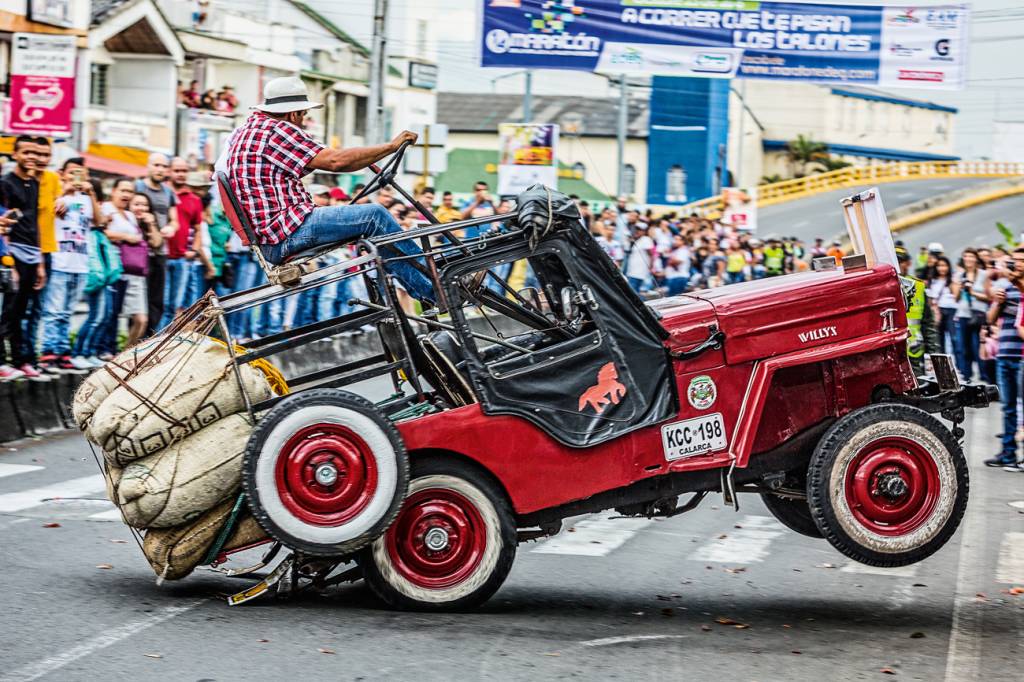 Encontro Jeep Willys Assento, direção e pedais foram adaptados para que o Willys possa ser guiado mesmo com o eixo dianteiro suspenso