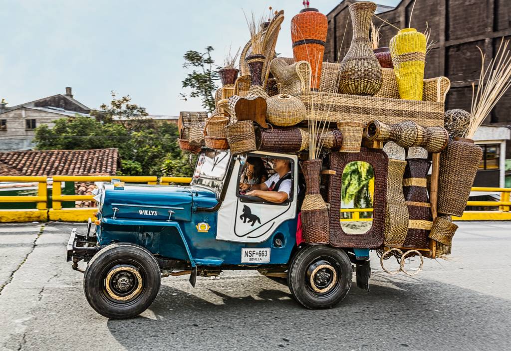 Encontro Jeep Willys No último evento, em outubro do ano passado, 112 inscritos se reuniram em frente a uma base militar, percorrendo 4,5 km em carreata até a Praça de Bolívar, na cidade de Armenia