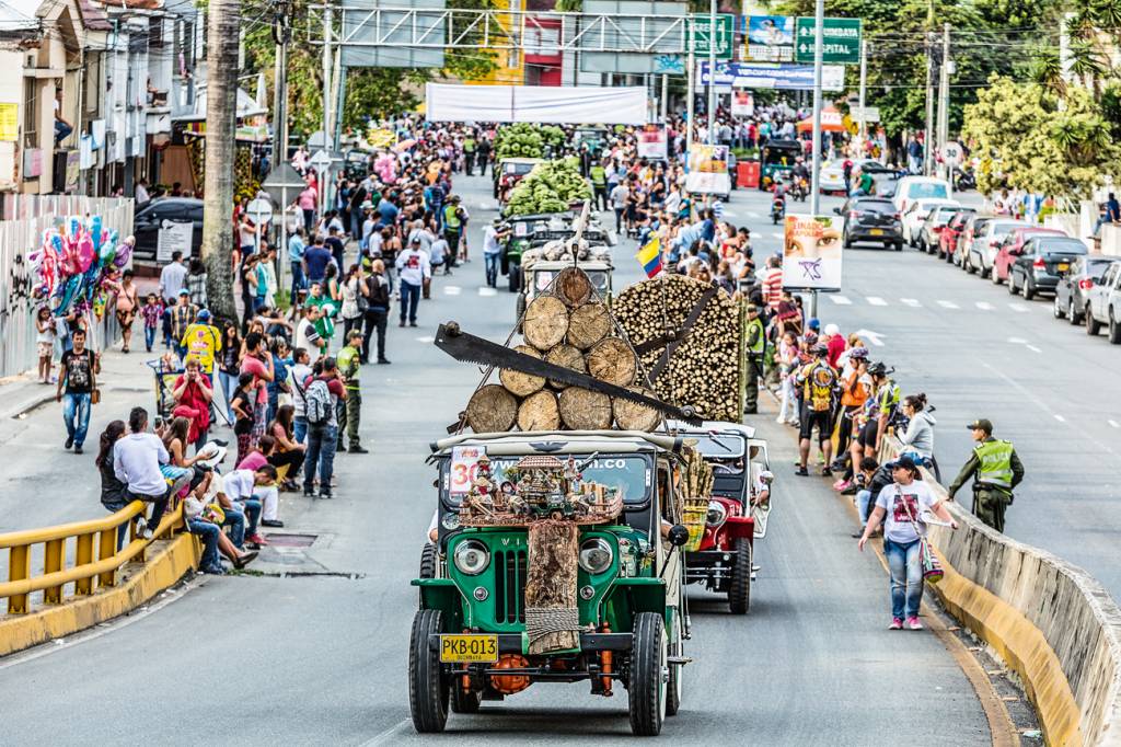Encontro Jeep Willys Criado 1998, o desfile é acompanhado de perto pela população, que toma integralmente a Avenida Bolívar