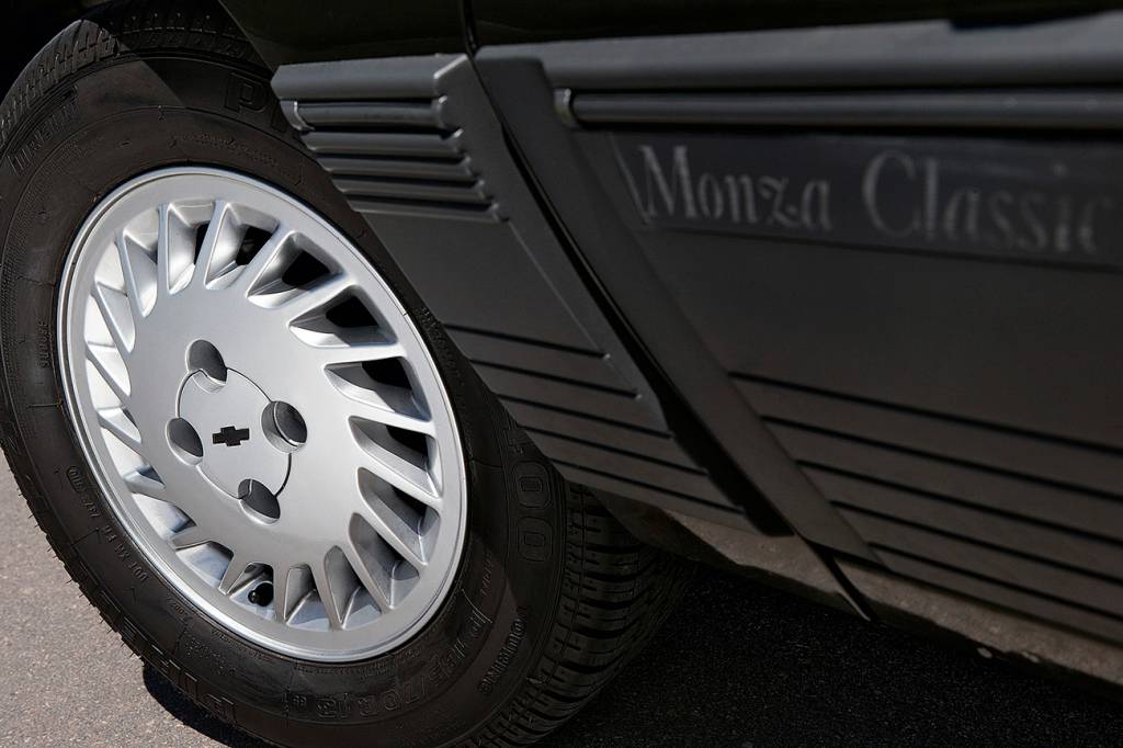 Chevrolet Monza Classic SE 500 EF Por fora, o 500 EF era um Classic com frisos e emblemas
