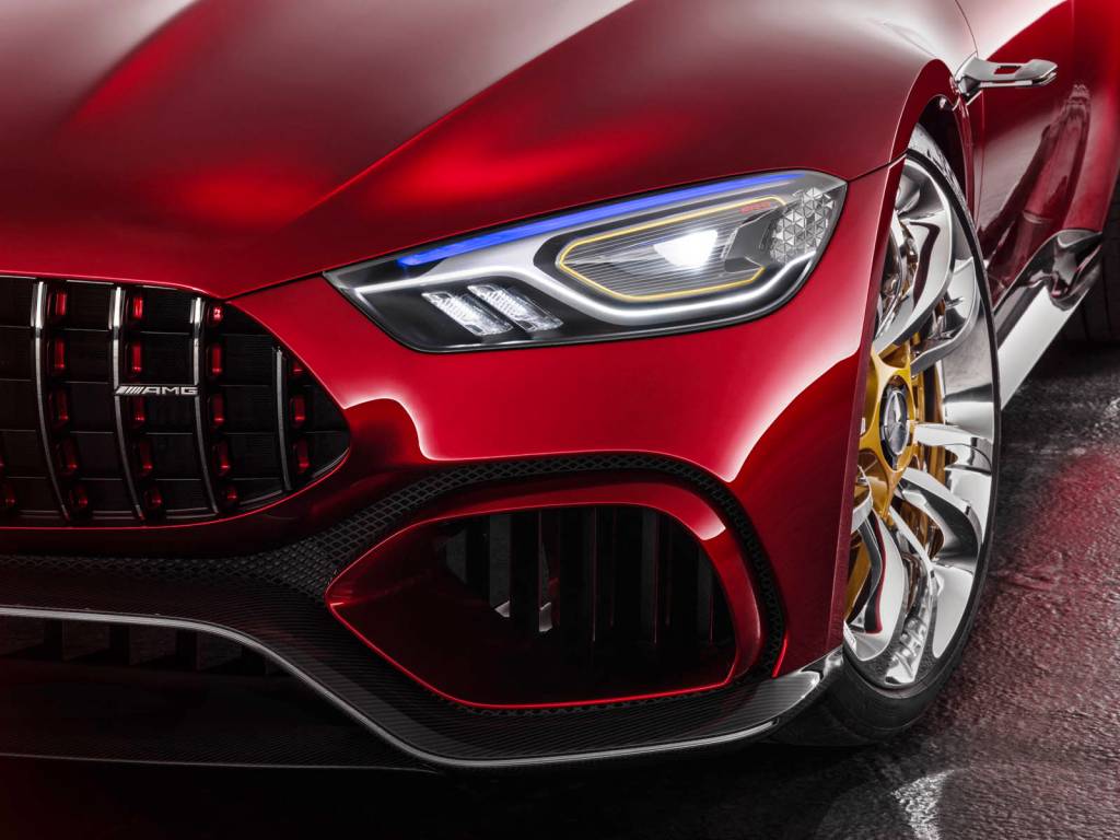 Mercedes AMG GT Concept 4 Faróis trazem uma nova tecnologia de leds capazes de gerar uma iluminação em três dimensões
