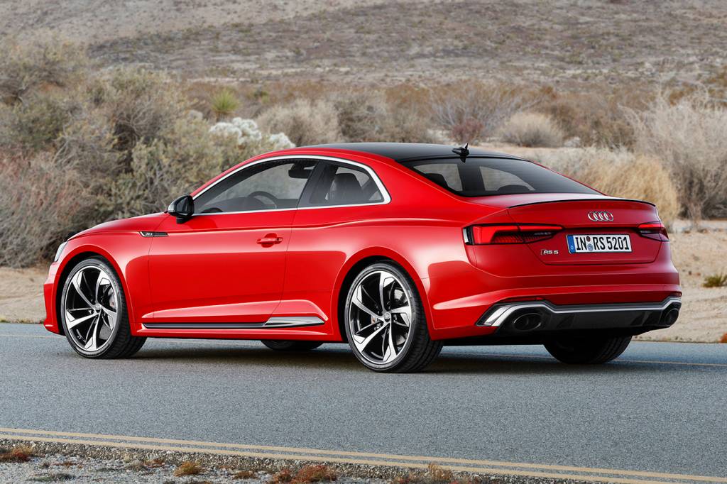 Audi RS 5 Coupé Detalhes cromados foram trocados por aço escovado e black piano