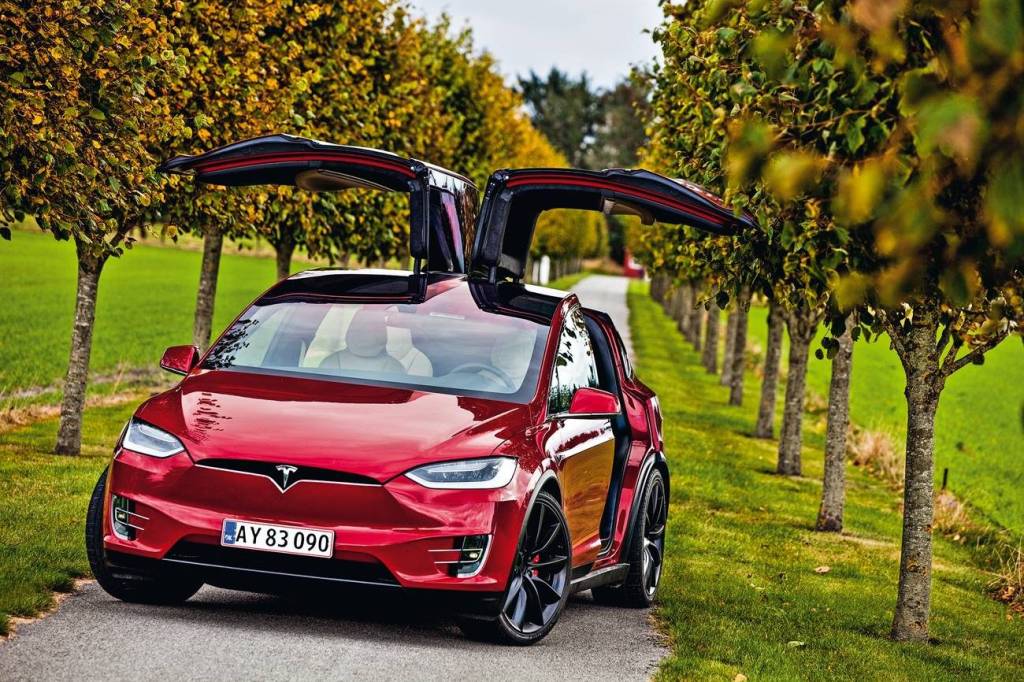 Tesla Model X No lugar do cofre do motor dianteiro, há um bagageiro para 187 litros