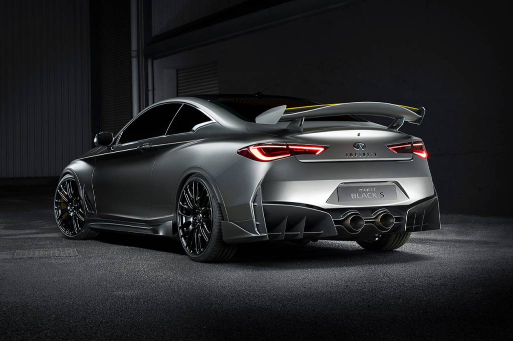 Infiniti Project Black S Sistema de escape duplo é de titânio
