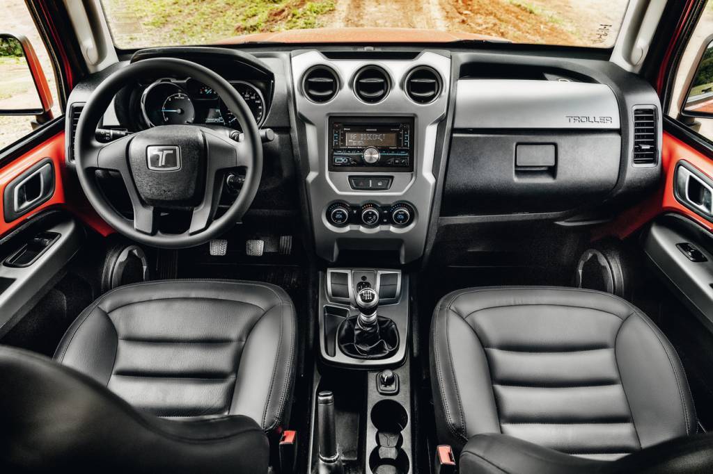 Cabine do T4 é bonita e bem acabada, mas falta airbag