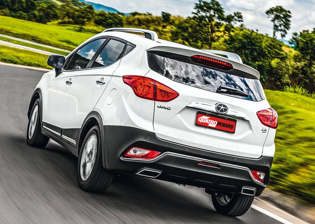 JAC T5 CVT A única diferença visual do T5 automático é a inscrição CVT na traseira