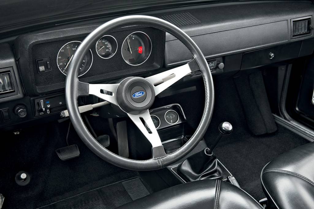 Volante forrado de couro com raios de metal: exclusivo do GT