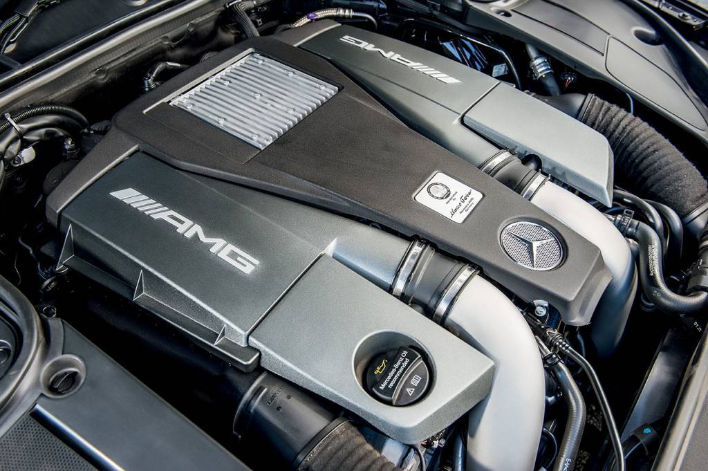 No enorme cofre, sobra espaço para o V8 biturbo de 585 cv e 91,8 mkgf