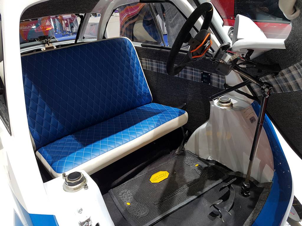 Microlino Como no Isetta original, coluna de direção se desloca para a entrada dos passageiros