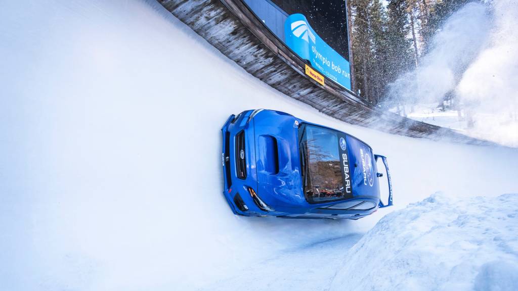 Subaru coloca WRX STI dentro de pista de bobsled na Suíça
