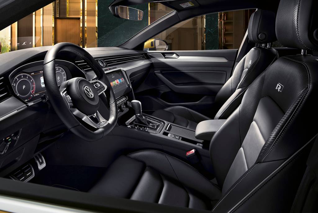 Volkswagen Arteon Na configuração R-Line, bancos e volante trazem grafismo exclusivo
