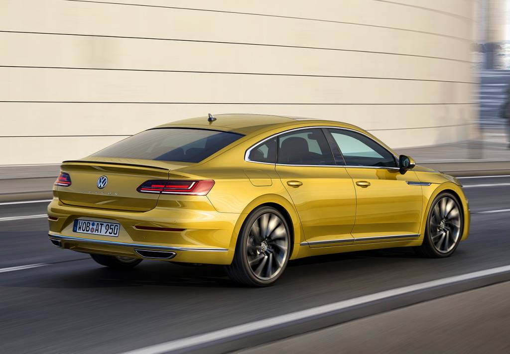 Volkswagen Arteon Traseira tem spoiler e lanternas horizontais com leds