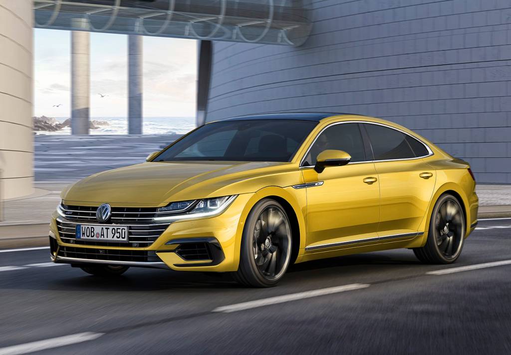 Volkswagen Arteon Capô tem vincos e amplitude, invadindo o topo da grade
