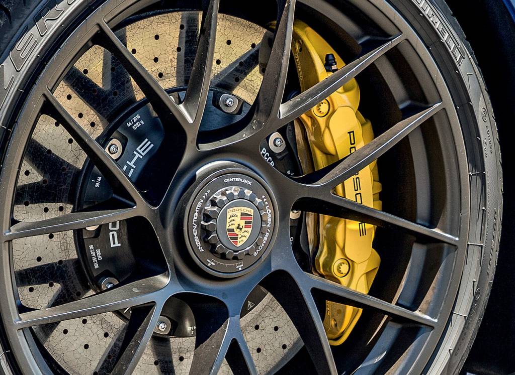 As rodas com porca única no eixo de cubo rápido caracterizam os 911 GTS