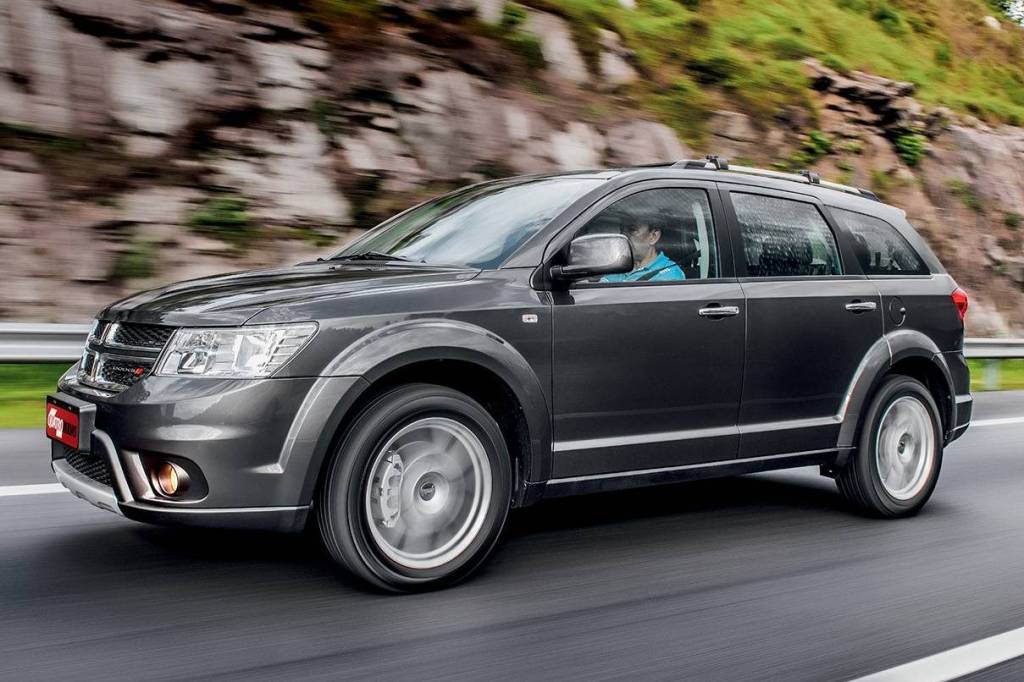 Dodge Journey R/T AWD Grade cromada em cruz marca a versão pós-2011