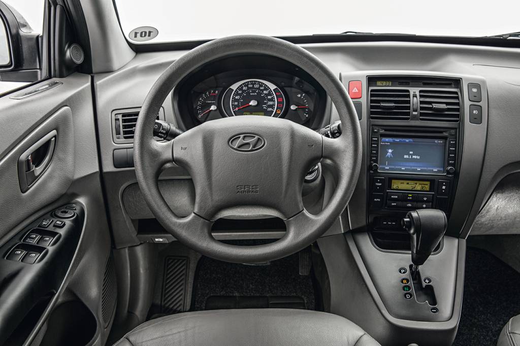 Hyundai Tucson GLS Com interior todo cinza e iluminação verde, Hyundai Tucson lembra como eram os carros americanos no início do século