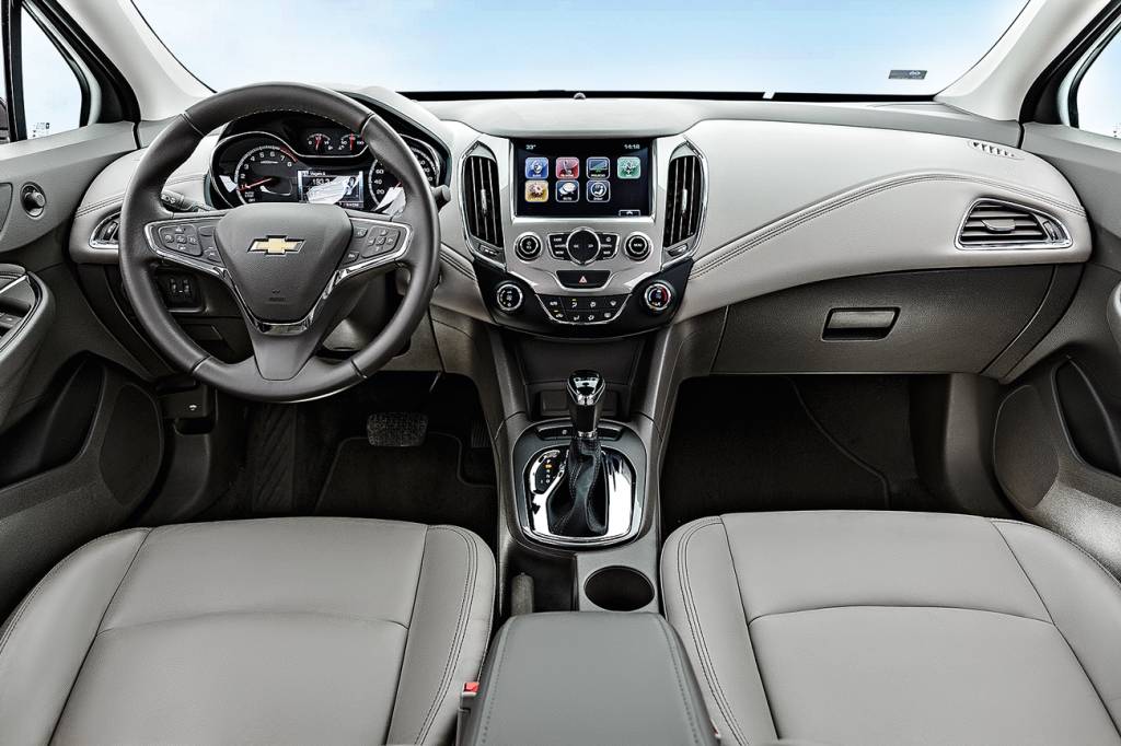 Entre os principais equipamentos estão a multimídia de 7 polegadas com Android Auto e Apple Car Play e o start-stop