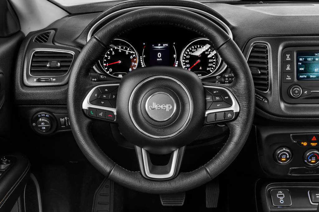 Jeep Compass Sport (interior 2)