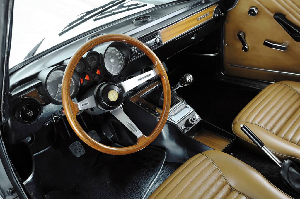 Interior do Alfa Romeo Giulia 2000 GTV