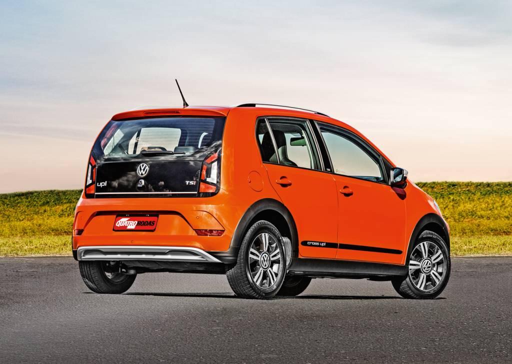VW Cross Up! A versão Cross tem tampa do porta-malas na cor preta, com friso cromado, na base