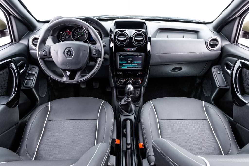 Interior é simples, mas versão Dynamique já traz central com GPS e piloto automático
