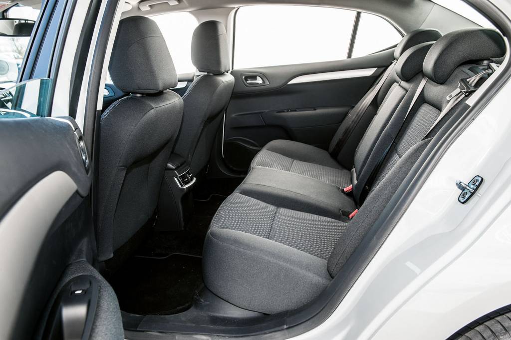 Citroen C4 Lounge Passageiros do banco de trás desfrutam de um bom espaço interno